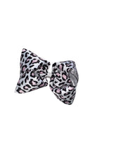 Cargar imagen en el visor de la galería, Pink Cheetha Hair bow /leopard