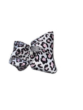 Cargar imagen en el visor de la galería, Pink Cheetha Hair bow /leopard