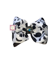 Cargar imagen en el visor de la galería, Cow print hair bow/vaca /concho