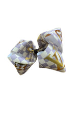 Cargar imagen en el visor de la galería, boujee Hair bow / Grey squares