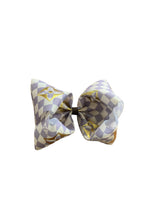 Cargar imagen en el visor de la galería, boujee Hair bow / Grey squares