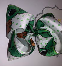 Cargar imagen en el visor de la galería, Baby yoda hair bow - Elianna&#39;s Bowtique