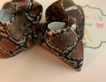 Load image into Gallery viewer, Snakeskin print Hair Bow / moño /vibora