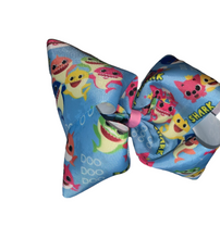 Cargar imagen en el visor de la galería, Baby shark hair bow - Elianna&#39;s Bowtique