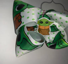 Load image into Gallery viewer, Baby yoda hair bow/ moños /niñas - Elianna&#39;s Bowtique