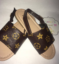 Load image into Gallery viewer, Girls sandals/chanclas para niñas - Elianna&#39;s Bowtique