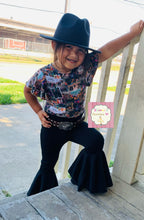 Cargar imagen en el visor de la galería, Black bell bottoms /western/solid black /negro/cowgirl/vaquera/pantalon/buchona