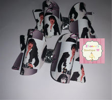 Cargar imagen en el visor de la galería, Selena quintanilla Piggy tails Set bows/pares/vinyl/chongitos