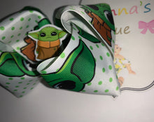 Cargar imagen en el visor de la galería, Baby yoda hair bow/ moños /niñas - Elianna&#39;s Bowtique