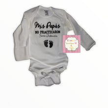 Load image into Gallery viewer, Mis Papàs NO PRACTICARON Sana DIstancia Baby unisex/shirt/pandemia