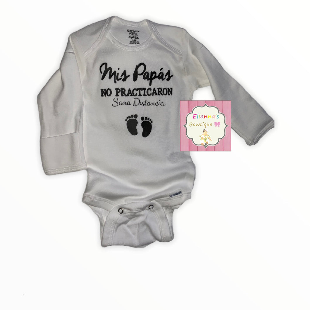 Mis Papàs NO PRACTICARON Sana DIstancia Baby unisex/shirt/pandemia