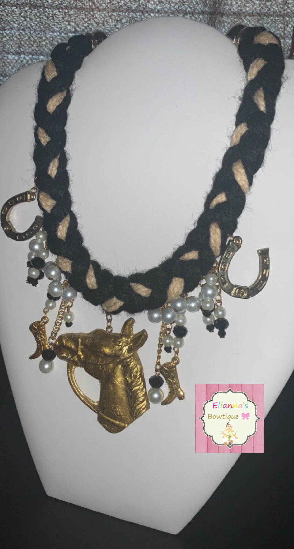 Black Horse necklace/cadena/caballo